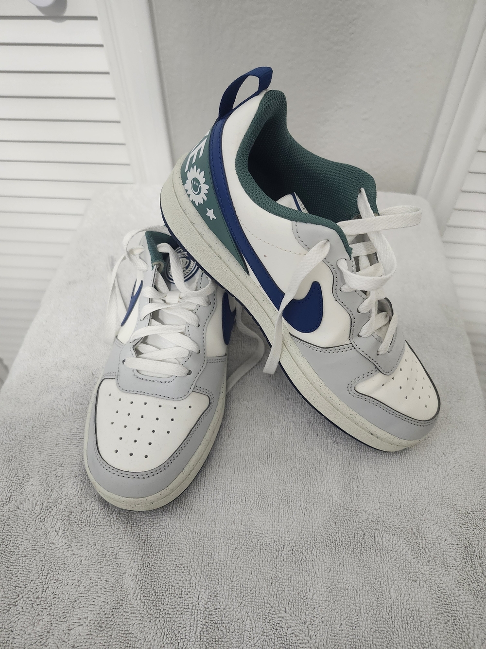 Nike Kids Low-Top Sneakers in White, Gray & Blue